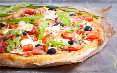 HUDA CENA na okusno pizzo po izbiri  - na voljo 12 vrst - Kuponko.si