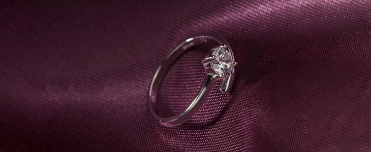 Kar 65% popust na 2 elegantna srebrna prstana Biser zan - Kuponko.si