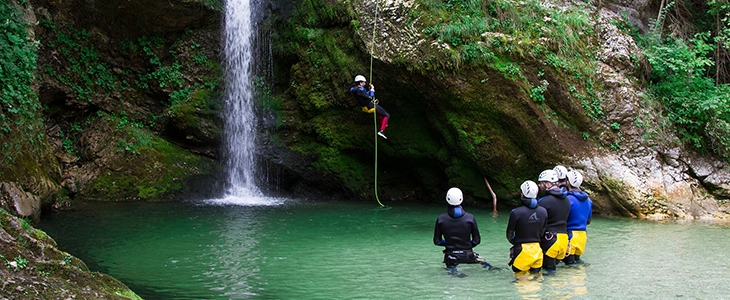 HUDA CENA za zabavno 3-4 urno canyoning avanturo po sot - Kuponko.si