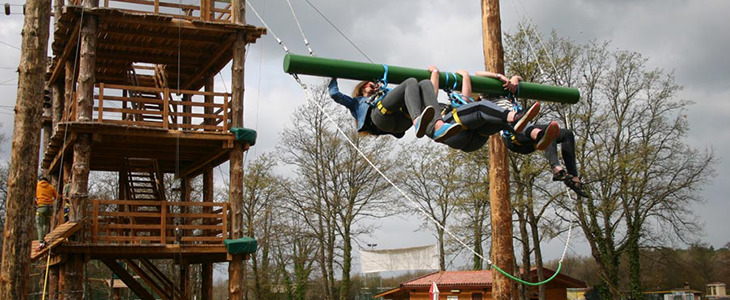 Vstopnica v doživljajski park z 12 ziplini in plezalnim - Kuponko.si