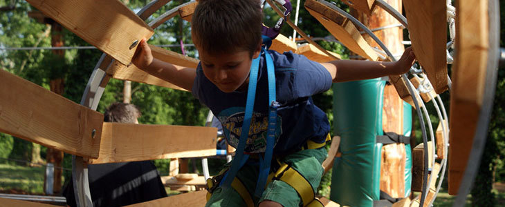 Vstopnica v doživljajski park z 12 ziplini in plezalnim - Kuponko.si