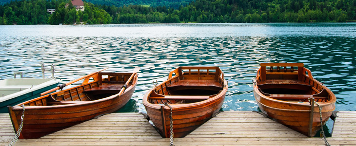 Do HUDA CENA na 2-urni najem lesenega čolna na romantič - Kuponko.si