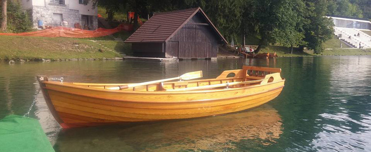 Do HUDA CENA na 2-urni najem lesenega čolna na romantič - Kuponko.si