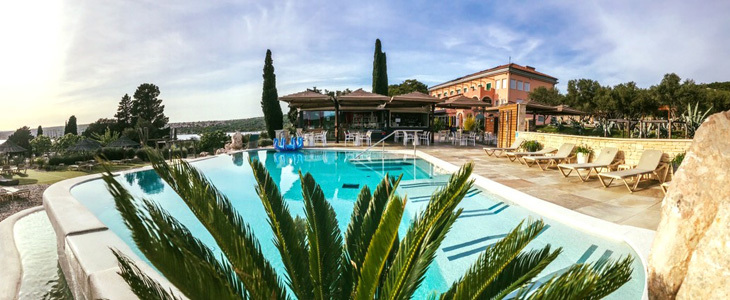 Otok Krk! HUDA CENA za oddih v hotelu z zunanjim bazeno - Kuponko.si