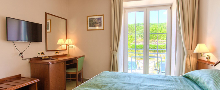 Otok Krk! HUDA CENA za oddih v hotelu z zunanjim bazeno - Kuponko.si