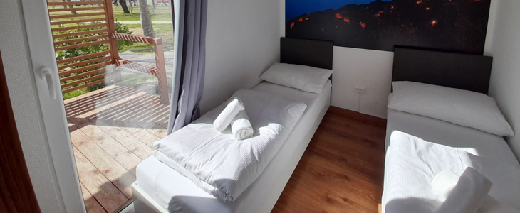 HUDA CENA za počitnice v mobilni hiški ob dolgi peščeni - Kuponko.si