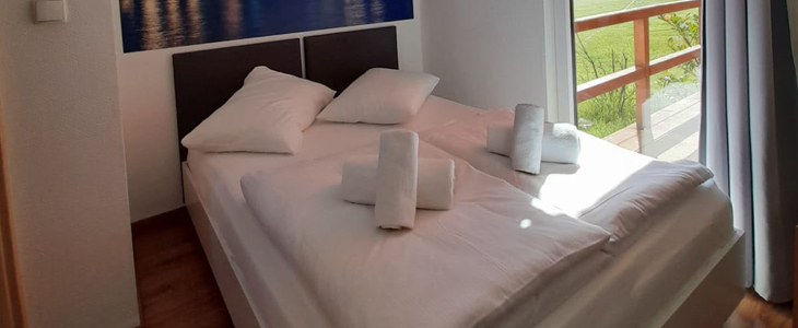 HUDA CENA za počitnice v mobilni hiški ob dolgi peščeni - Kuponko.si