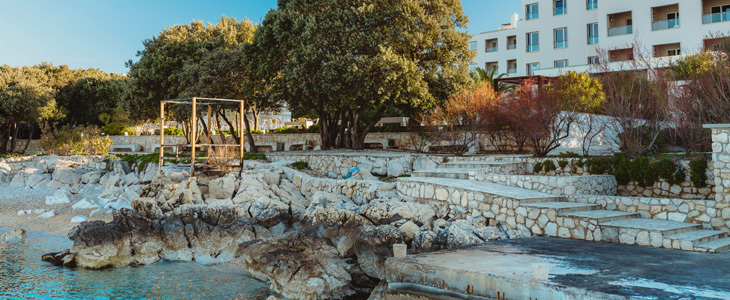 Otok Pag! HUDA CENA za oddih tik ob morju s polpenziono - Kuponko.si