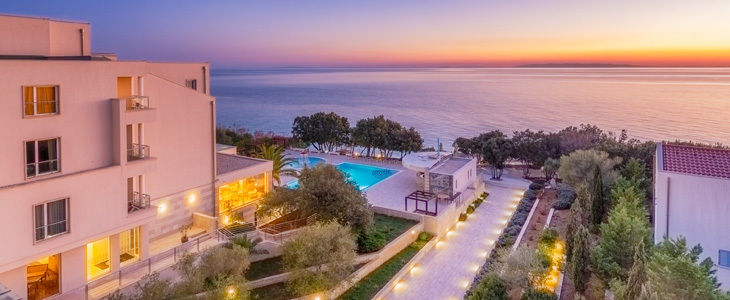 Otok Pag! HUDA CENA za oddih tik ob morju s polpenziono - Kuponko.si