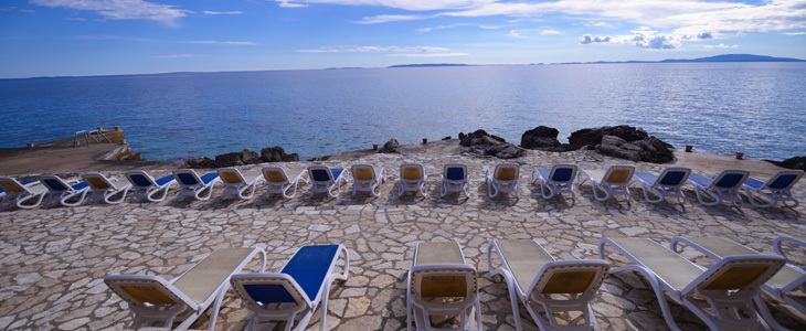 Otok Pag! HUDA CENA za oddih tik ob morju s polpenziono - Kuponko.si