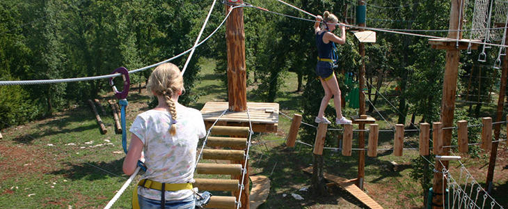 Vstopnica v doživljajski park z 12 ziplini in plezalnim - Kuponko.si