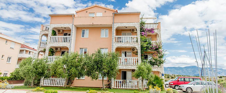 HUDA CENA za najem družinskega apartmaja na Pagu z upor - Kuponko.si