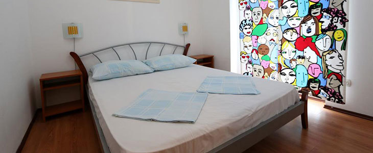 HUDA CENA za najem družinskega apartmaja na Pagu z upor - Kuponko.si