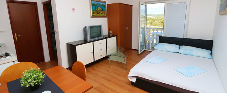 HUDA CENA za najem družinskega apartmaja na Pagu z upor - Kuponko.si