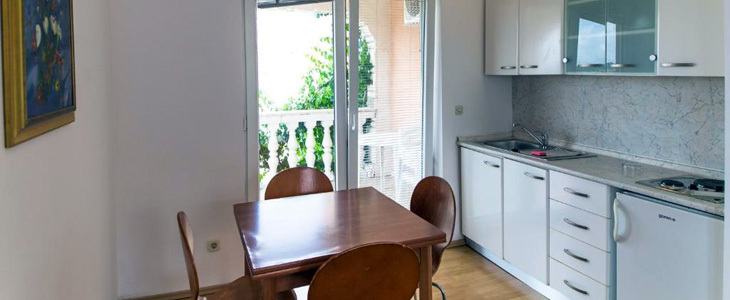 HUDA CENA za najem družinskega apartmaja na Pagu z upor - Kuponko.si