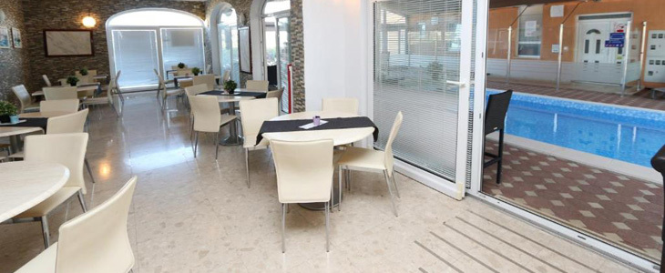 HUDA CENA za najem družinskega apartmaja na Pagu z upor - Kuponko.si