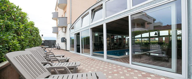 HUDA CENA za najem družinskega apartmaja na Pagu z upor - Kuponko.si