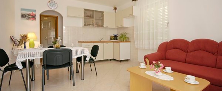 HUDA CENA za najem apartmaja s prostorno teraso v bliži - Kuponko.si