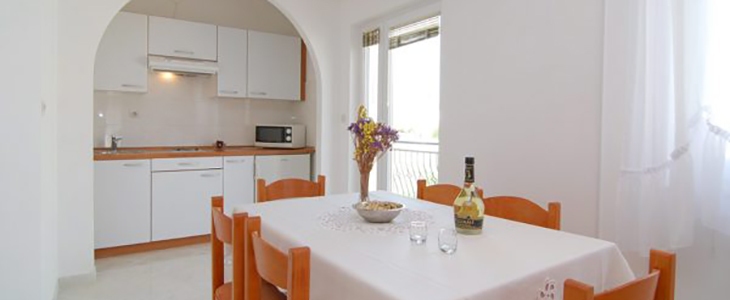 HUDA CENA za najem apartmaja s prostorno teraso v bliži - Kuponko.si