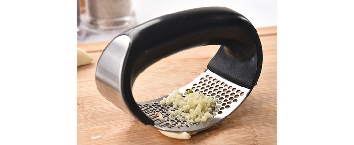 GarlicSmasher! Do HUDA CENA na priročen stiskalnik česn - Kuponko.si