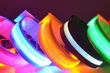 Svetleča LED zapestnica z baterijo, 3 načini delovanja Svetleča LED zapestnica z baterijo, 3 načini delovanja