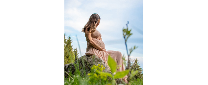 Fotogafiranje nosečnice v naravi - Kuponko.si