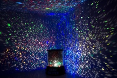 LED zvezdni projektor s 4 barvami luči!