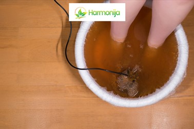 Harmonija: razstrupljanje nog v kadi, masaža stopal