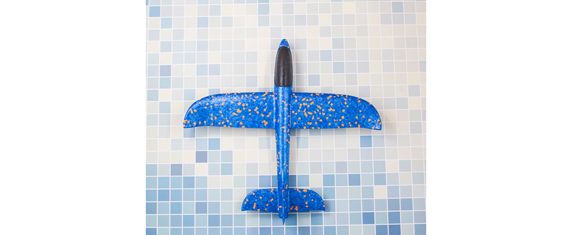 Nezlomljivo otroško letalo za metanje v modri barvi - Kuponko.si