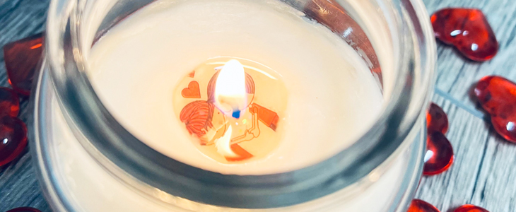 Personalizirana dišeča sveča v različnih barvah - Kuponko.si