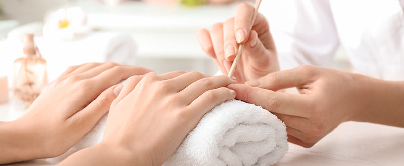 Avita Beauty & Spa: manikura z lakiranjem nohtov - Kuponko.si