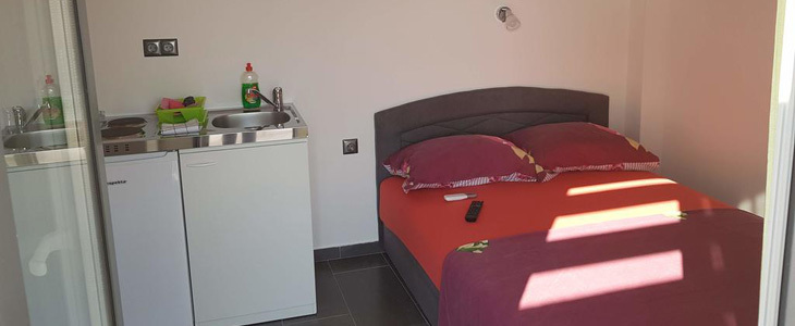 Apartmaji STAR 3* Biograd: apartma z bazenom - Kuponko.si