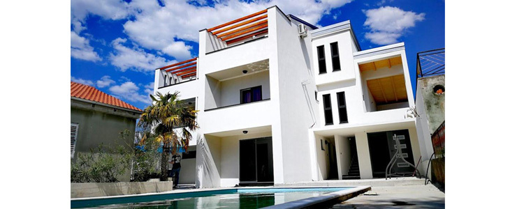 Apartmaji STAR 3* Biograd: apartma z bazenom - Kuponko.si