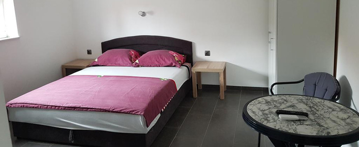 Apartmaji STAR 3* Biograd: apartma z bazenom - Kuponko.si