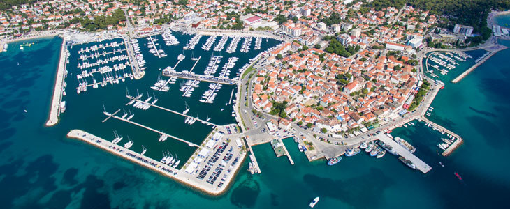 Apartmaji STAR 3* Biograd: apartma z bazenom - Kuponko.si
