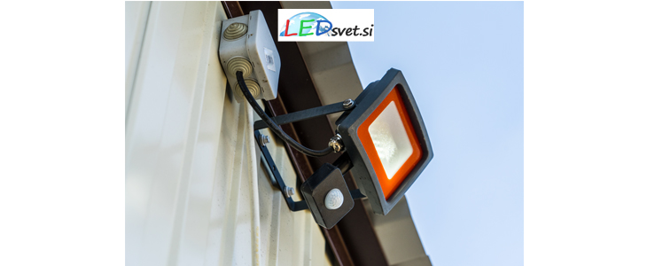 LED 50 W reflektor 4000 K v črni barvi - Kuponko.si