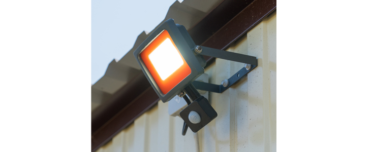 LED 50 W reflektor 4000 K v črni barvi - Kuponko.si