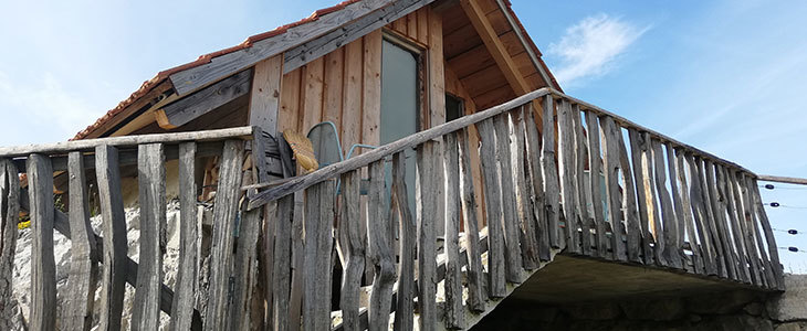 Glamping oddih v brunarici z wellnesom - Kuponko.si