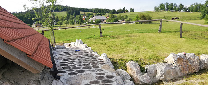 Glamping oddih v brunarici z wellnesom - Kuponko.si