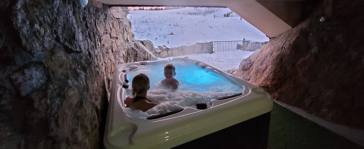 Glamping oddih v brunarici z wellnesom - Kuponko.si