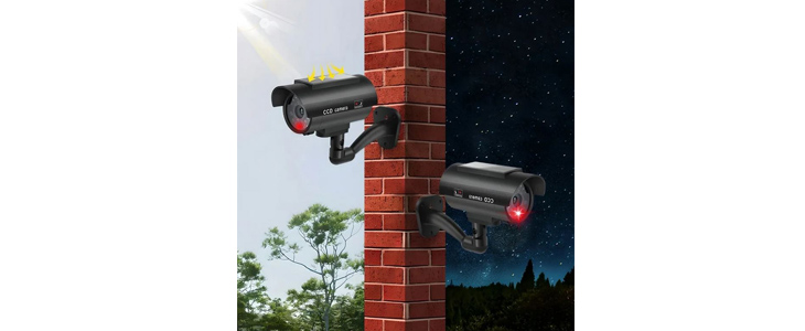 Solarna lažna nadzorna kamera v črni barvi z nalepko - Kuponko.si