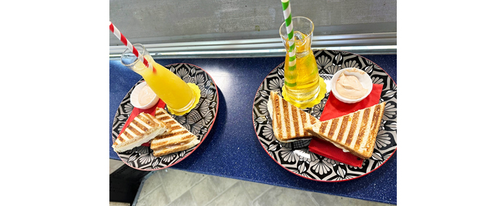 Slaščičarna Galeb v Izoli, slasten toast in sadni sok  - Kuponko.si