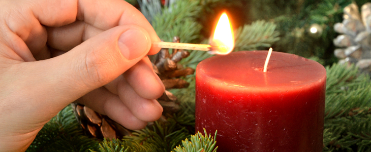 Komplet 4 adventnih sveč z motivom smreke - Kuponko.si