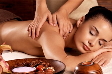 Masaža celega telesa z aromatičnim oljem Masaža celega telesa z aromatičnim oljem