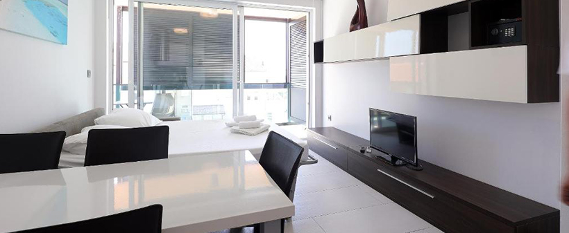 Apartmaji Kristal Paris, Novalja, Pag: pomladni oddih - Kuponko.si
