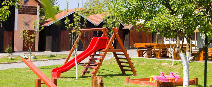 Izletišče Banovci, Gornje Komarevo: glamping hiška - Kuponko.si
