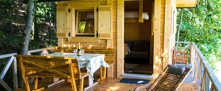 Oddih v glamping hiški v neokrnjeni naravi - Kuponko.si