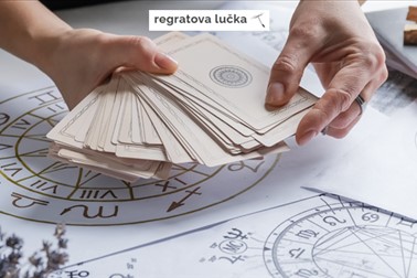 Salon regratova lučka: vedeževanje Salon regratova lučka: vedeževanje