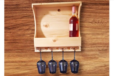 Elegantna lesena polica za vino in držalo za kozarce