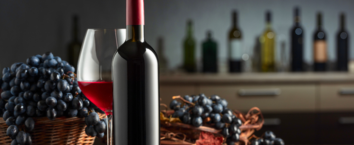 Elegantna lesena polica za vino in držalo za kozarce - Kuponko.si